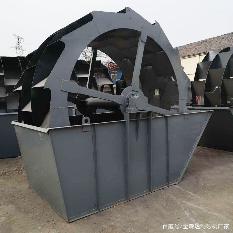 小型洗砂机一天能洗多少吨沙？具体产量是多少？洗砂机可以将沙料中的杂质清洗干净，机身结构中的筛网可以筛选分级物料，所以经过洗沙机清洗的沙料粒级分明，没有异物，沙料品味非常高。小型洗沙机一天能洗多少吨沙子呢？螺旋洗砂机1.洗沙机价格和产量情况作为砂石设备的灵魂伴侣，洗沙机在很多制沙案例中都有应用，按照产能需要，洗沙机分为不同的型号规格，洗沙设备包括：轮斗式洗沙机、螺旋式洗沙机。轮式洗砂机轮斗式洗沙机更(图2)