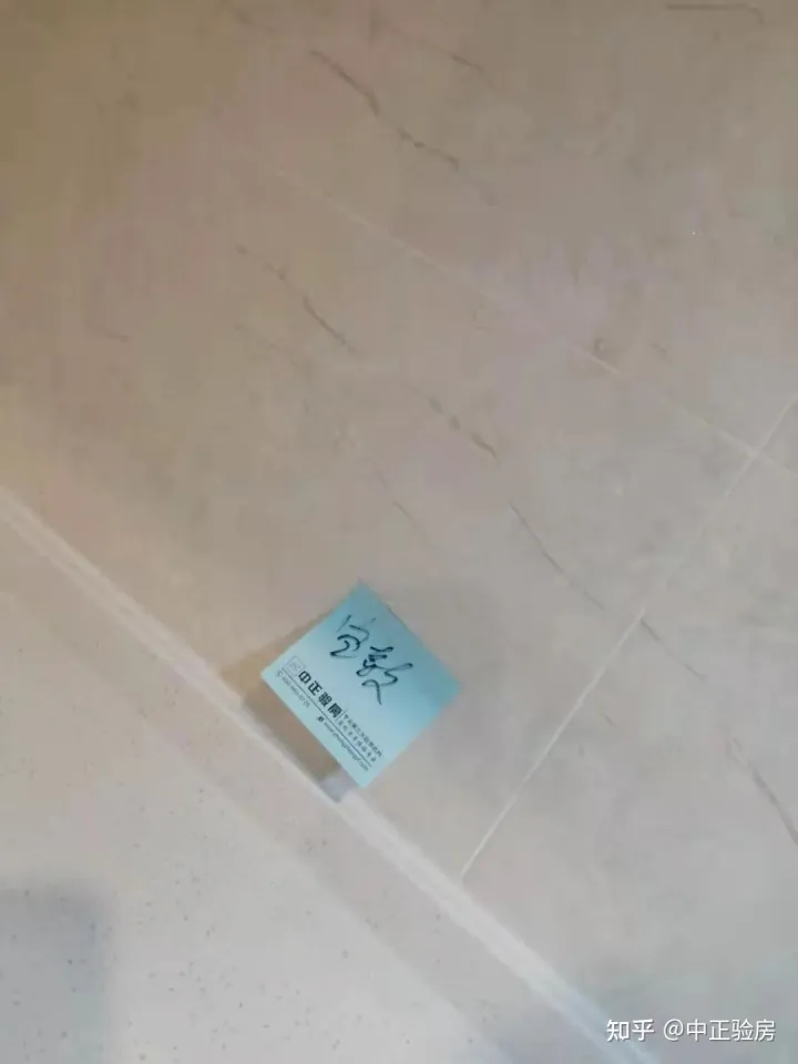 昆明验房案例：官渡区某楼盘​精装房顶面砂眼、柜门损坏、门扇闭合不严...(图3)