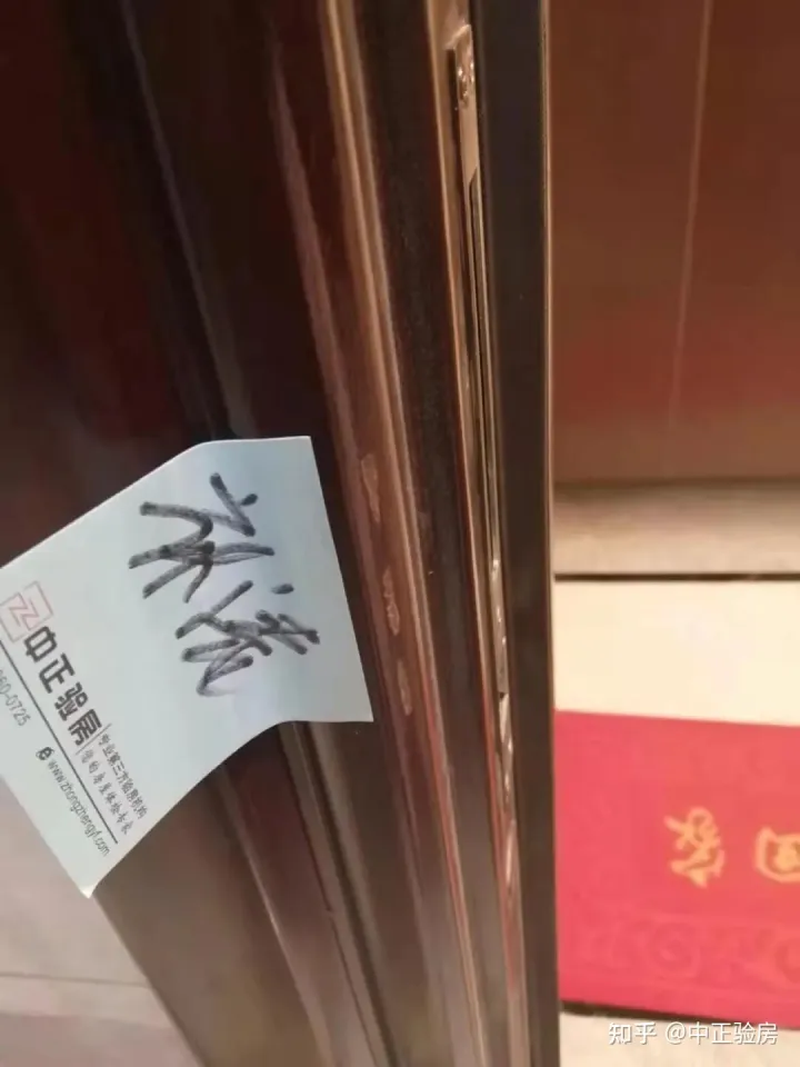 昆明验房案例：官渡区某楼盘​精装房顶面砂眼、柜门损坏、门扇闭合不严...(图4)