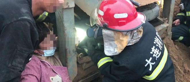 辽宁大连:采沙场机器“吞”掉女工整条胳膊!消防紧急救援(图1) 辽宁大连:采沙场机器“吞”掉女工整条胳膊!消防紧急救援(图1)