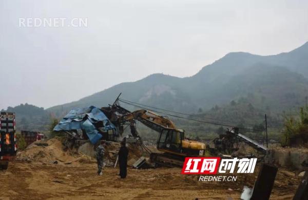 江华县重拳出击严打河路口镇非法采洗砂行为(图1)