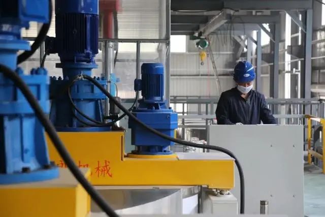 山东一石英砂板材生产线试生产,预计年生产240万平方米!(图1) 山东一石英砂板材生产线试生产,预计年生产240万平方米!(图1)