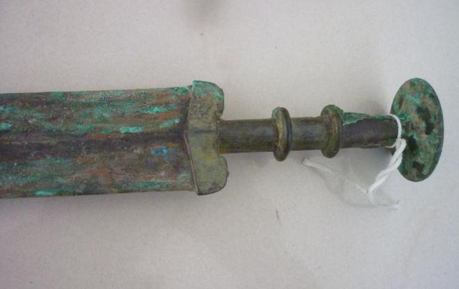 小伙工地筛沙子发现战国青铜剑,出价20万没卖,决定无偿上交国家(图3) 小伙工地筛沙子发现战国青铜剑,出价20万没卖,决定无偿上交国家(图3)