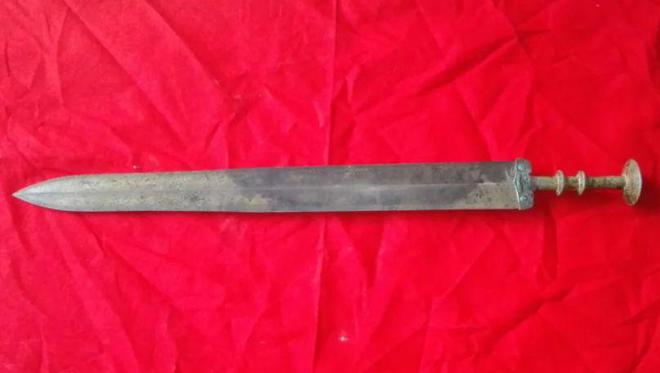 小伙工地筛沙子发现战国青铜剑,出价20万没卖,决定无偿上交国家(图4) 小伙工地筛沙子发现战国青铜剑,出价20万没卖,决定无偿上交国家(图4)