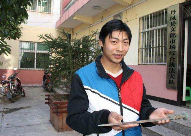 小伙工地筛沙子发现战国青铜剑,出价20万没卖,决定无偿上交国家(图8) 小伙工地筛沙子发现战国青铜剑,出价20万没卖,决定无偿上交国家(图8)