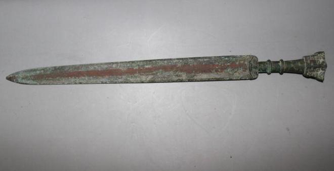 小伙工地筛沙子发现战国青铜剑,出价20万没卖,决定无偿上交国家(图7) 小伙工地筛沙子发现战国青铜剑,出价20万没卖,决定无偿上交国家(图7)