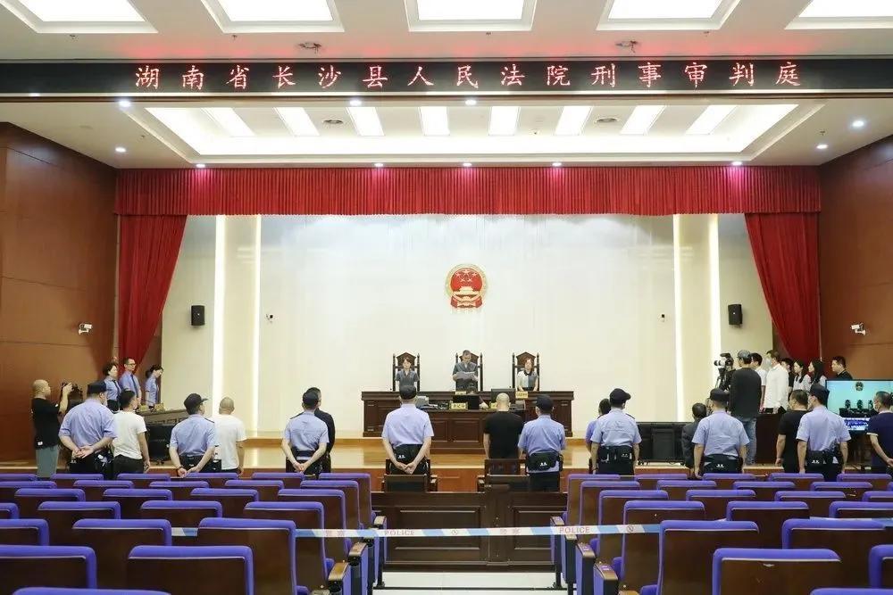 谁都不敢招惹的“砂霸”，栽了！｜今晚九点半(图2)