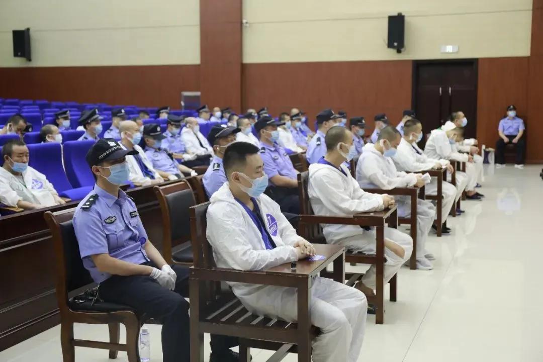 谁都不敢招惹的“砂霸”，栽了！｜今晚九点半(图5)