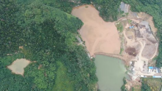 江苏镇江一非法洗砂场竟将污水抽到山顶直排入附近水塘(图3) 江苏镇江一非法洗砂场竟将污水抽到山顶直排入附近水塘(图3)