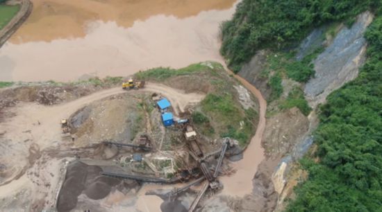 江苏镇江一非法洗砂场竟将污水抽到山顶直排入附近水塘(图2) 江苏镇江一非法洗砂场竟将污水抽到山顶直排入附近水塘(图2)