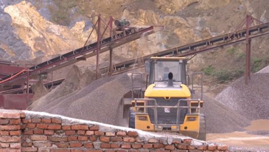 江苏镇江一非法洗砂场竟将污水抽到山顶直排入附近水塘(图1) 江苏镇江一非法洗砂场竟将污水抽到山顶直排入附近水塘(图1)