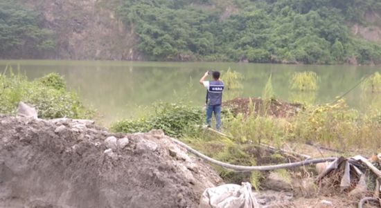 江苏镇江一非法洗砂场竟将污水抽到山顶直排入附近水塘(图5) 江苏镇江一非法洗砂场竟将污水抽到山顶直排入附近水塘(图5)