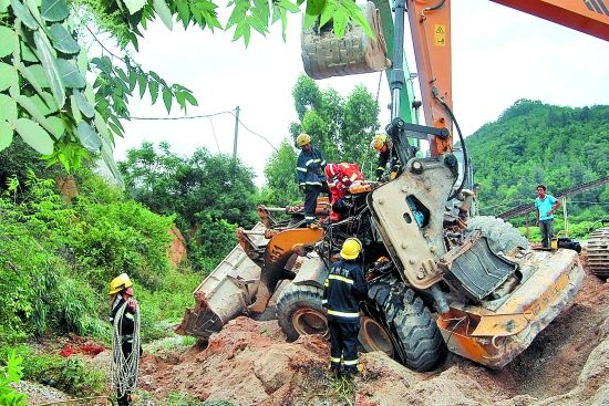 洗砂车翻落沟中司机被困驾驶室(图)(图1)