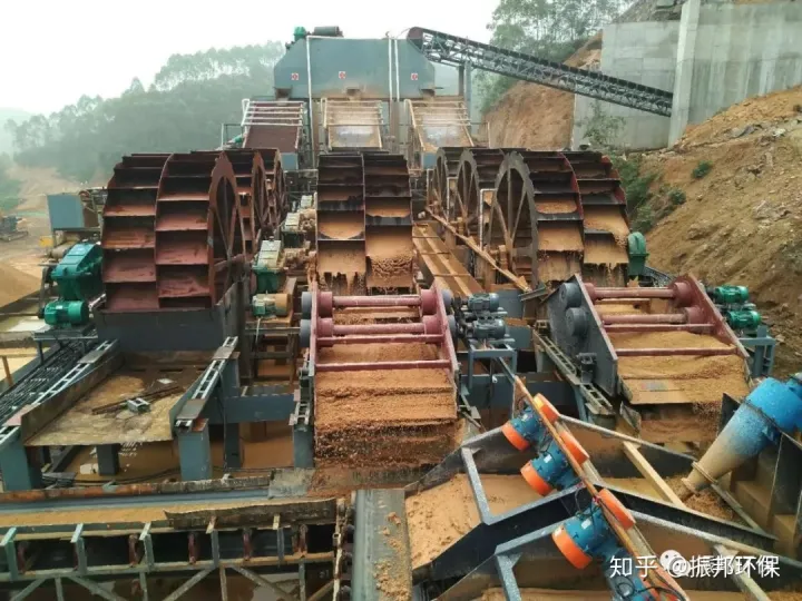 为什么大型骨料生产线，都选择轮式洗砂机！(图1)