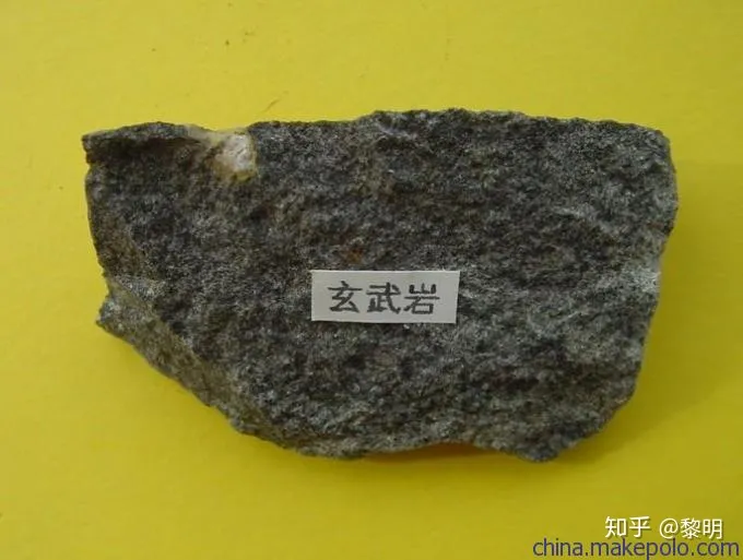 玄武岩矿山如何开采？配置哪些矿山机械设备？(图1)