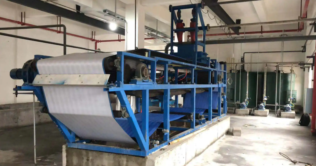 污泥脱水设备厂家连续真空带式过滤机的处理流程及流程(图1)