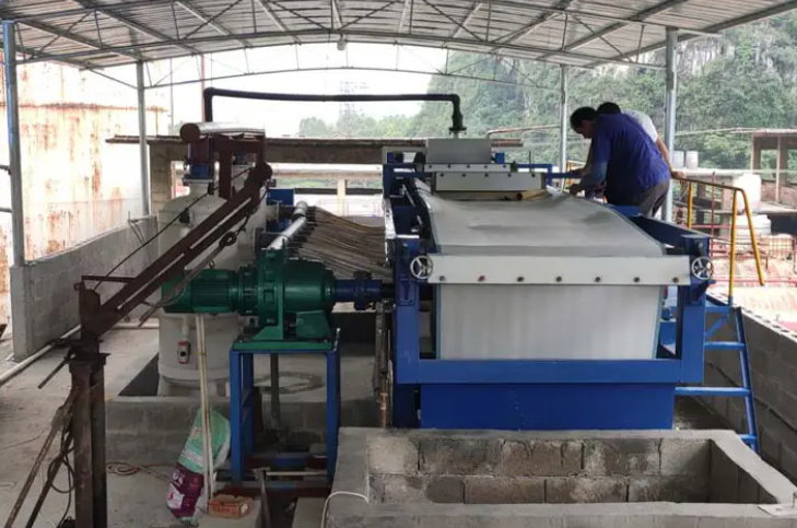 污泥脱水设备厂家连续真空带式过滤机的处理流程及流程(图2)