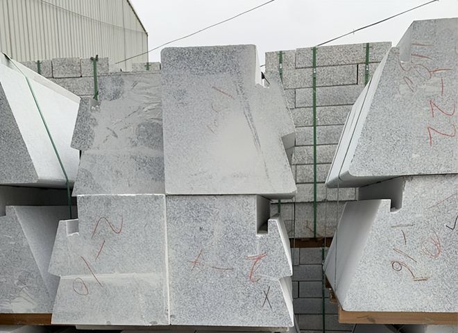 白色花岗岩(图1)