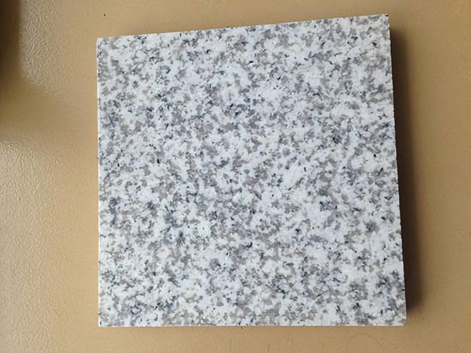 白色花岗岩(图2)