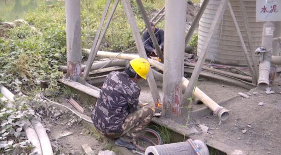 江苏镇江一非法洗砂场将污水抽到山顶直排入附近水塘(图6)