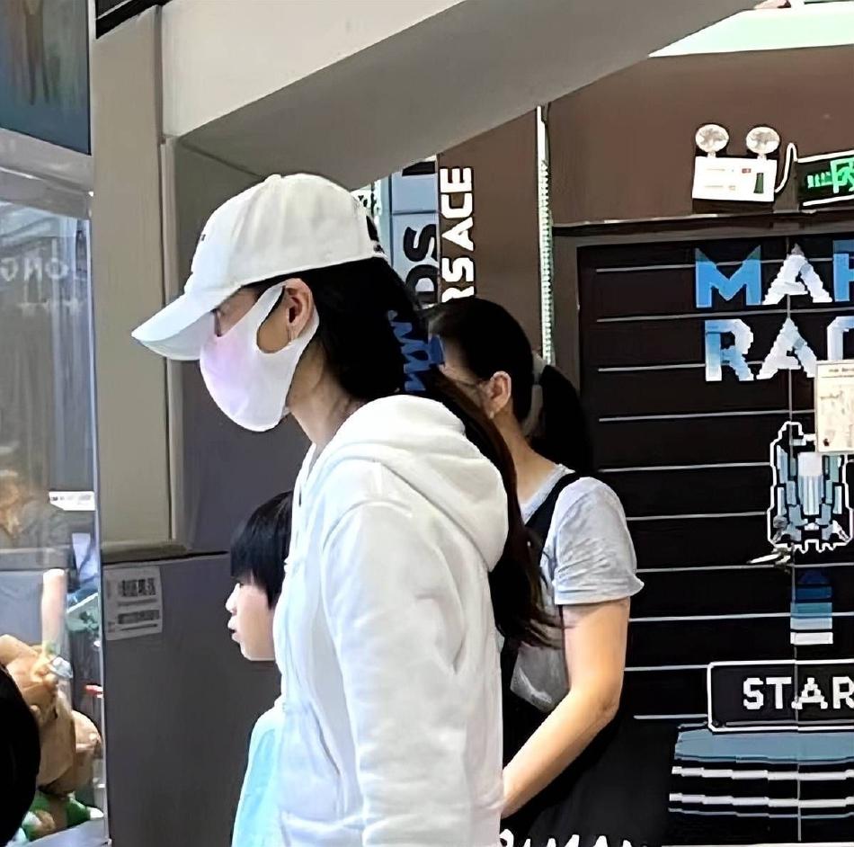 Angelababy带小海绵玩夹娃娃机，无精打采，通宵没有休息(图3)