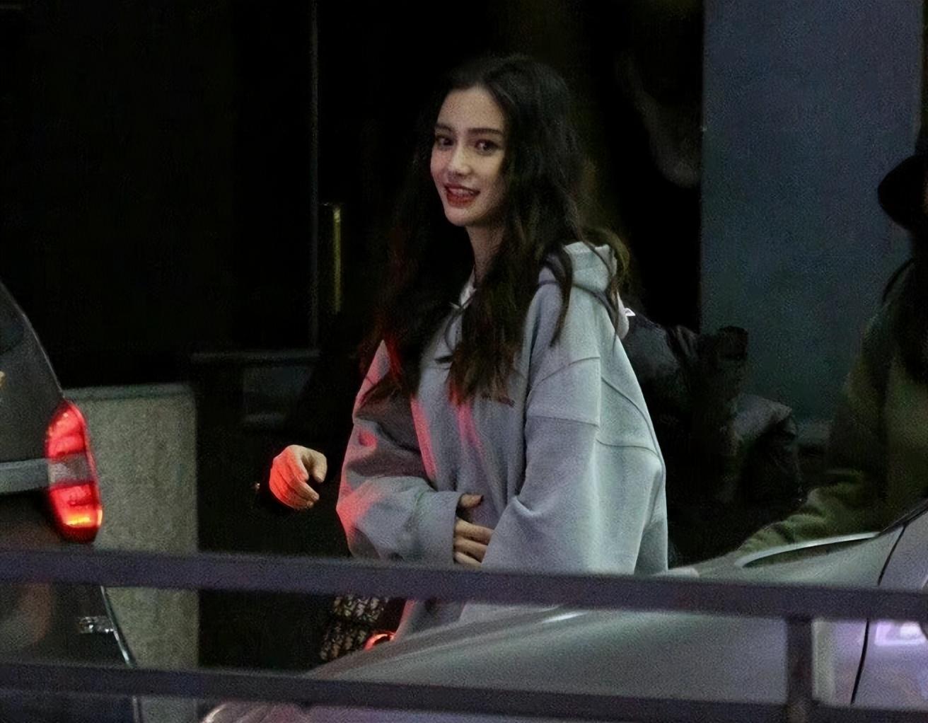 Angelababy带小海绵玩夹娃娃机，无精打采，通宵没有休息(图5)