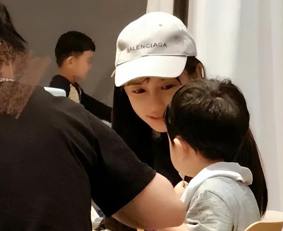 Angelababy带小海绵玩夹娃娃机，无精打采，通宵没有休息(图9)