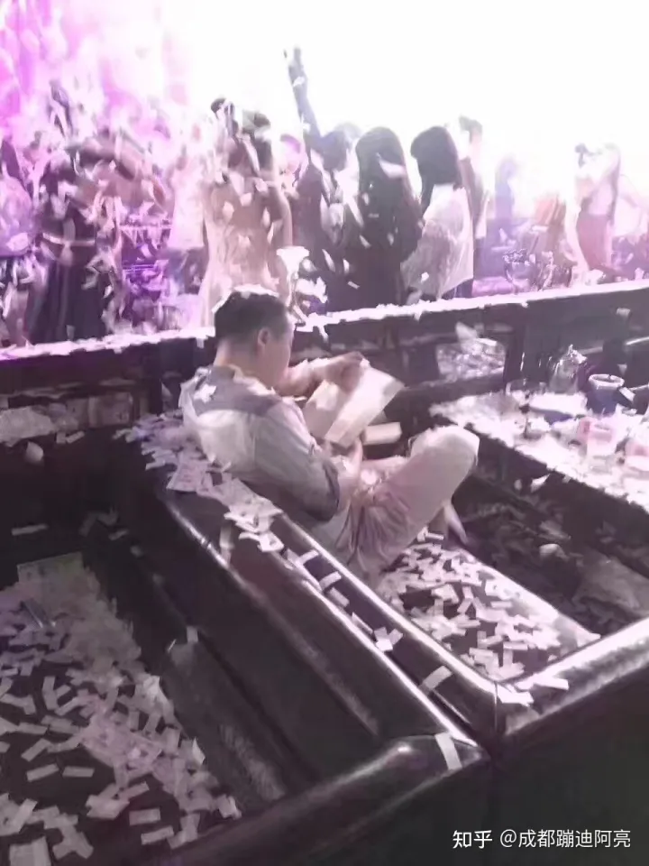 请问第一次去酒吧蹦迪的流程？还有散台卡座之类的是什么意思？(图4)