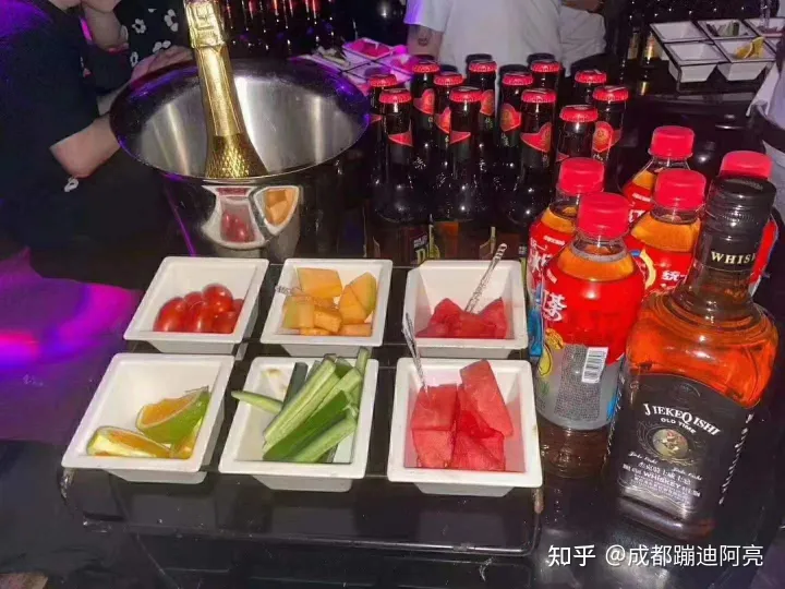 请问第一次去酒吧蹦迪的流程？还有散台卡座之类的是什么意思？(图3)