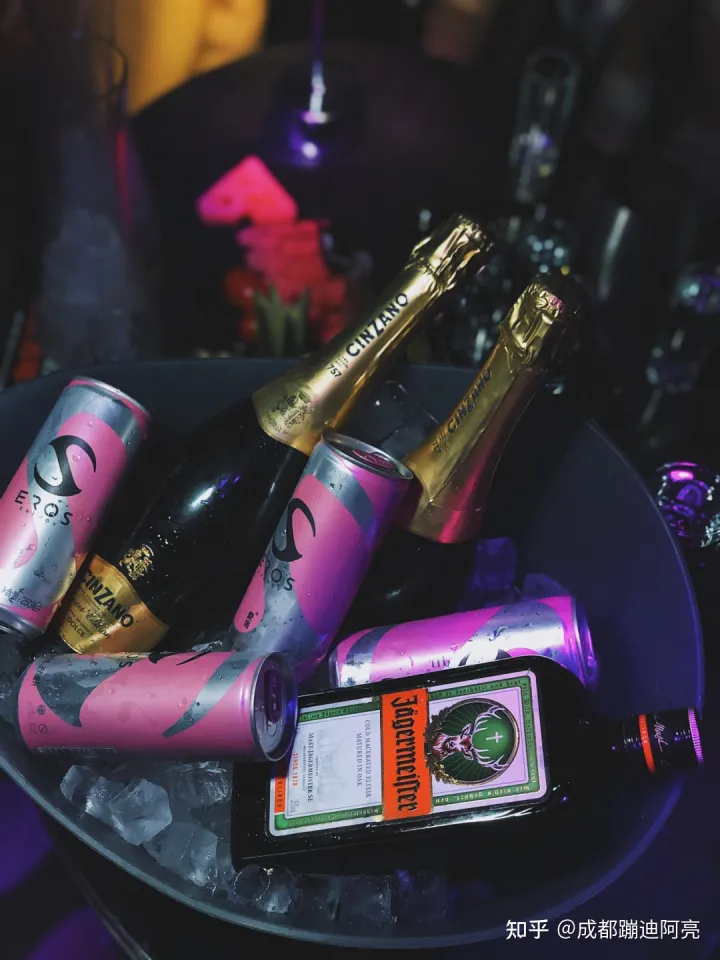 请问第一次去酒吧蹦迪的流程？还有散台卡座之类的是什么意思？(图6)