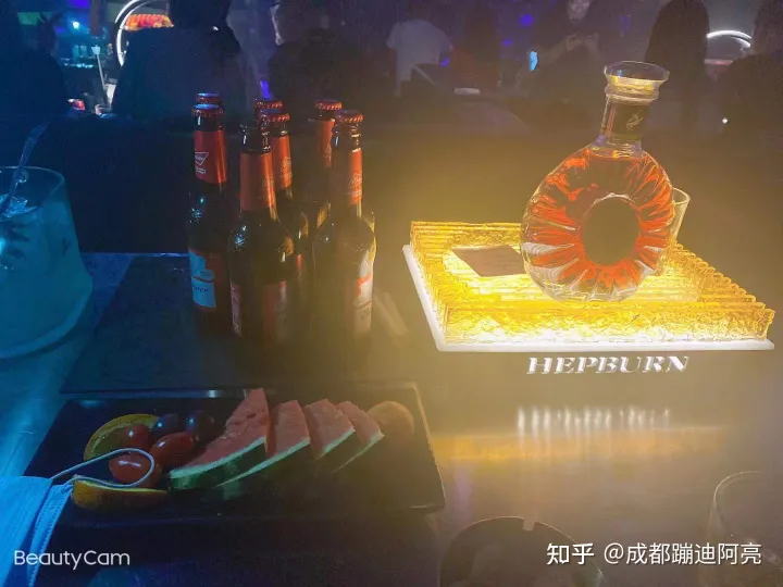 请问第一次去酒吧蹦迪的流程？还有散台卡座之类的是什么意思？(图8)