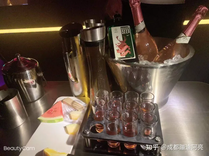 请问第一次去酒吧蹦迪的流程？还有散台卡座之类的是什么意思？(图7)
