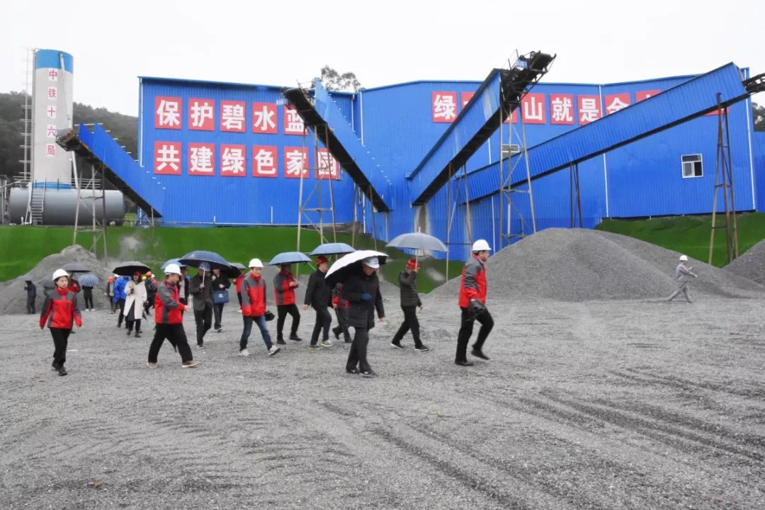 东南公司组织的砂石料加工观摩会在新福厦3标胜利举办(图1)