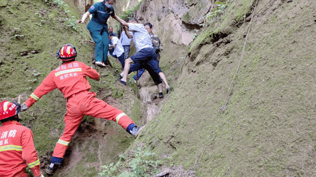 太吓人！一男子驾驶收割机跌入50米深沟……(图4)