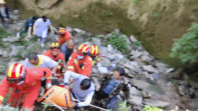 太吓人！一男子驾驶收割机跌入50米深沟……(图8)