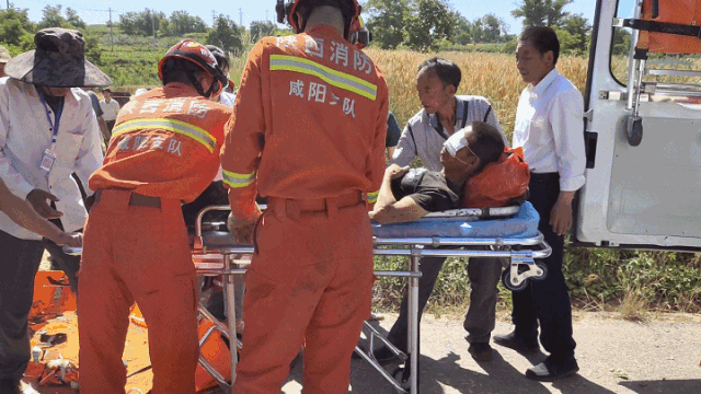 太吓人！一男子驾驶收割机跌入50米深沟……(图9)