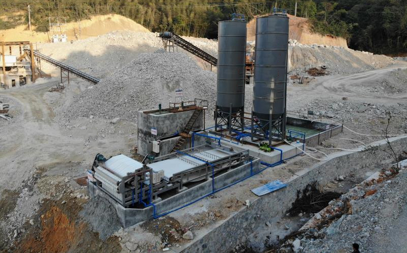 广东韶关新丰洗砂泥浆脱水现场(图1)