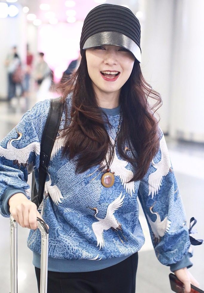 陶虹的私服穿搭太潮了！仙鹤卫衣配阔腿裤走机场，看起来像00后(图3)