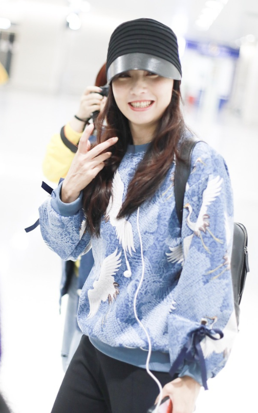 陶虹的私服穿搭太潮了！仙鹤卫衣配阔腿裤走机场，看起来像00后(图2)