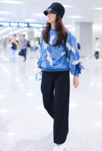 陶虹的私服穿搭太潮了！仙鹤卫衣配阔腿裤走机场，看起来像00后(图4)