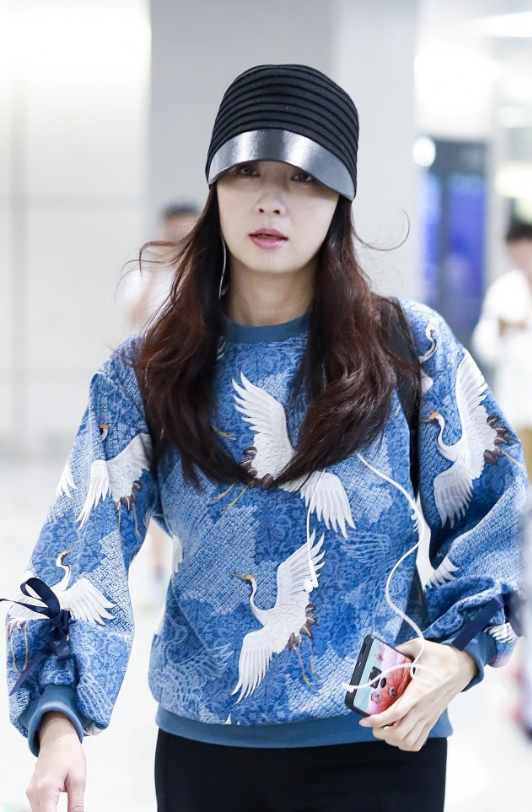 陶虹的私服穿搭太潮了！仙鹤卫衣配阔腿裤走机场，看起来像00后(图5)