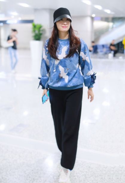 陶虹的私服穿搭太潮了！仙鹤卫衣配阔腿裤走机场，看起来像00后(图6)