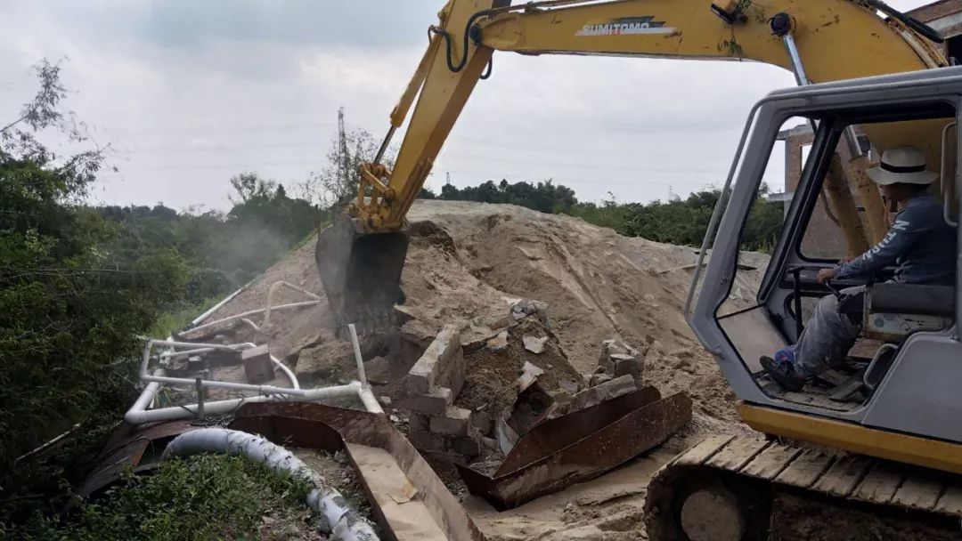 陆丰某村的‘非法洗砂场’进行依法取缔..(图5)