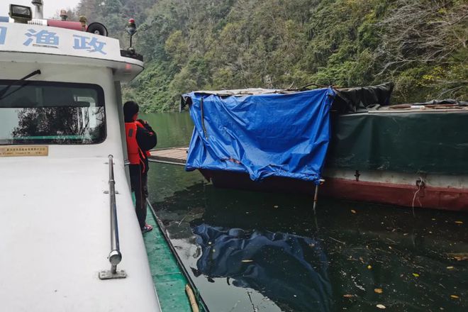 黔东南这个县依法销毁2艘违规渔船！(图1)