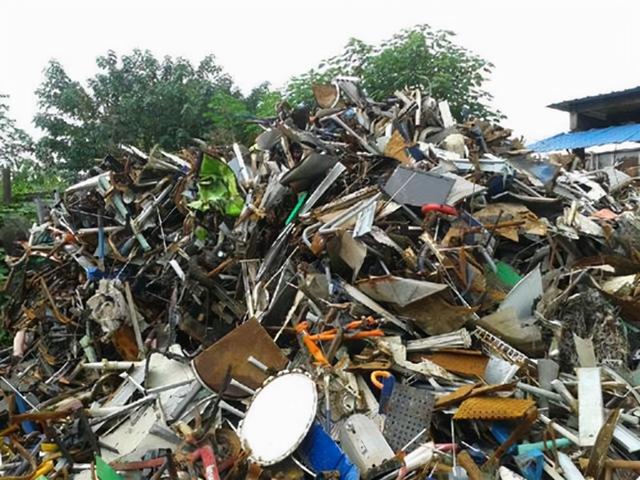 好心人废品站老板，用3毛钱回收废铁，用水清洗后价值260万(图2)