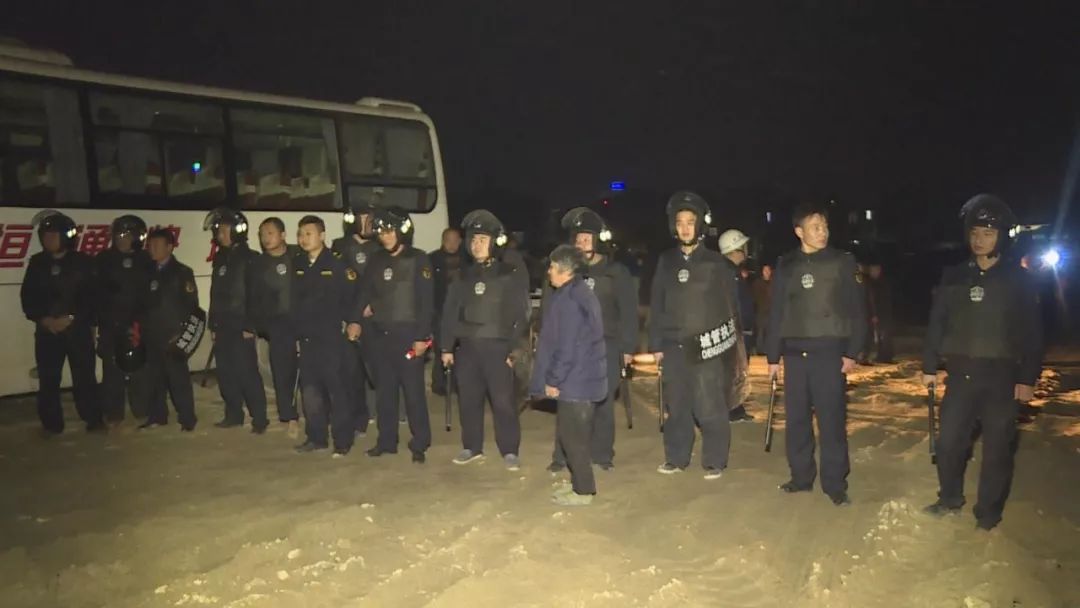 通城公安再发威，非法挖山洗砂犯罪团伙被一锅端(图3)