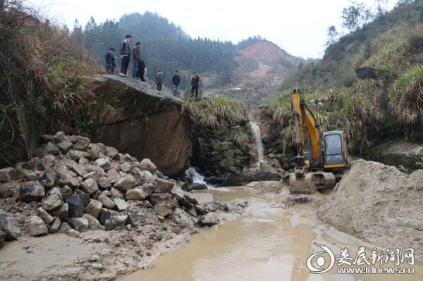 新化县依法清除文田镇非法洗砂点(图1)