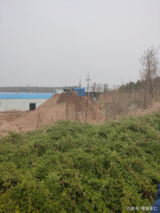 三门峡市好阳河阳店镇段，两家洗砂场非法长期占用河道，非法采砂(图1)