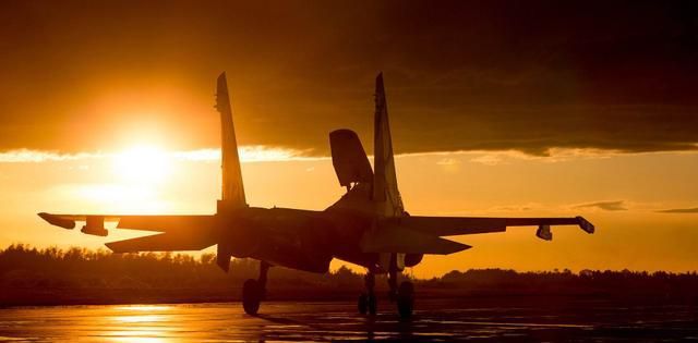 美国曾经遭受硬核回击，1吨燃油当头倾倒，军方：再不走就引爆(图1)