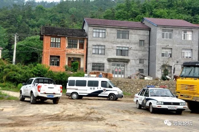 占用河道，理应强制拆除(图4)